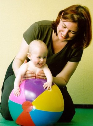 Baby auf Wasserball